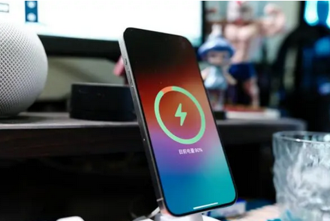 扶余苹果15换屏服务分享用什么充电器给iPhone15充电更好 